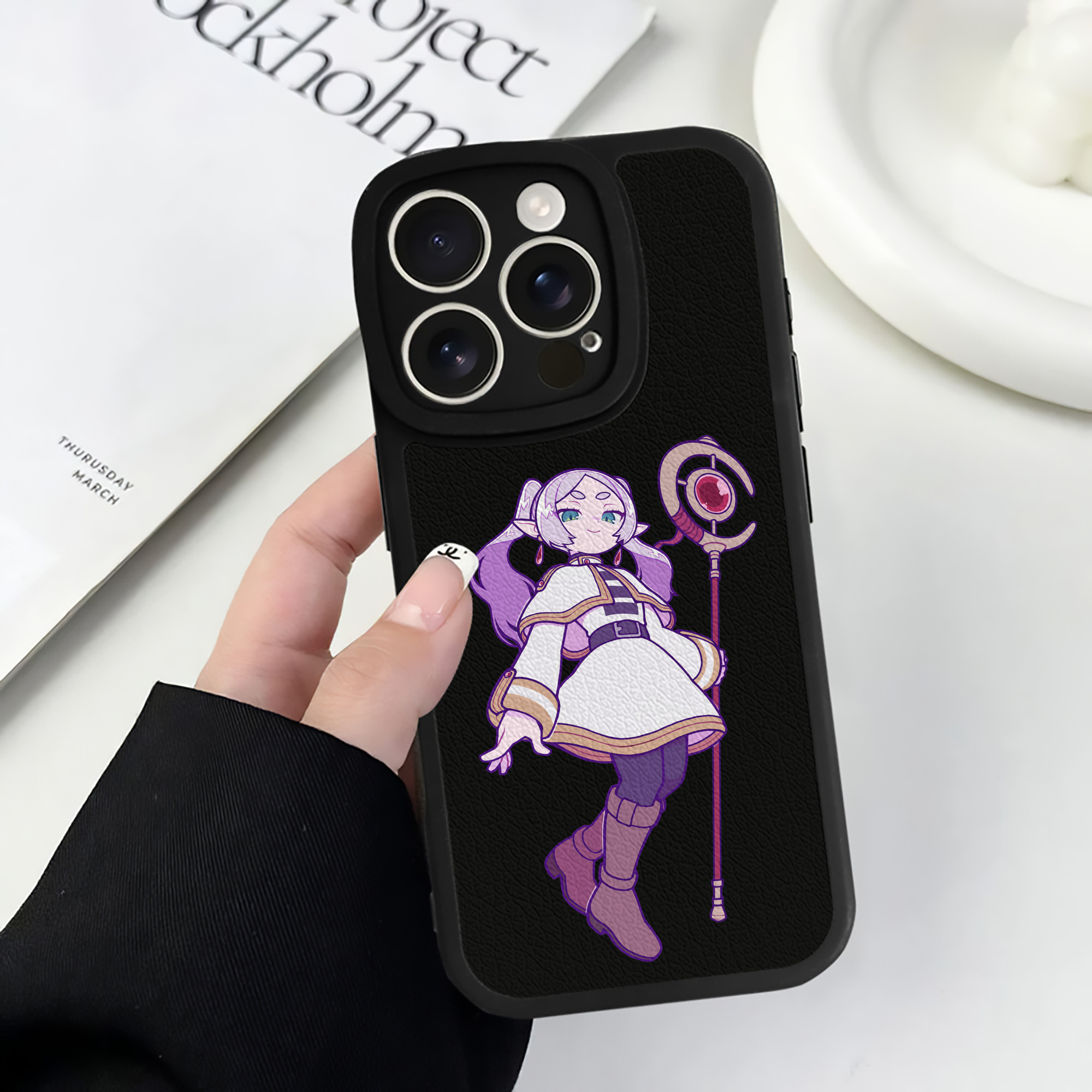 （画像用） 葬送のフリーレン Frieren 【iPhone 16シリーズ対応】シリコンスマホケース（レザー調） 材質：シリコン